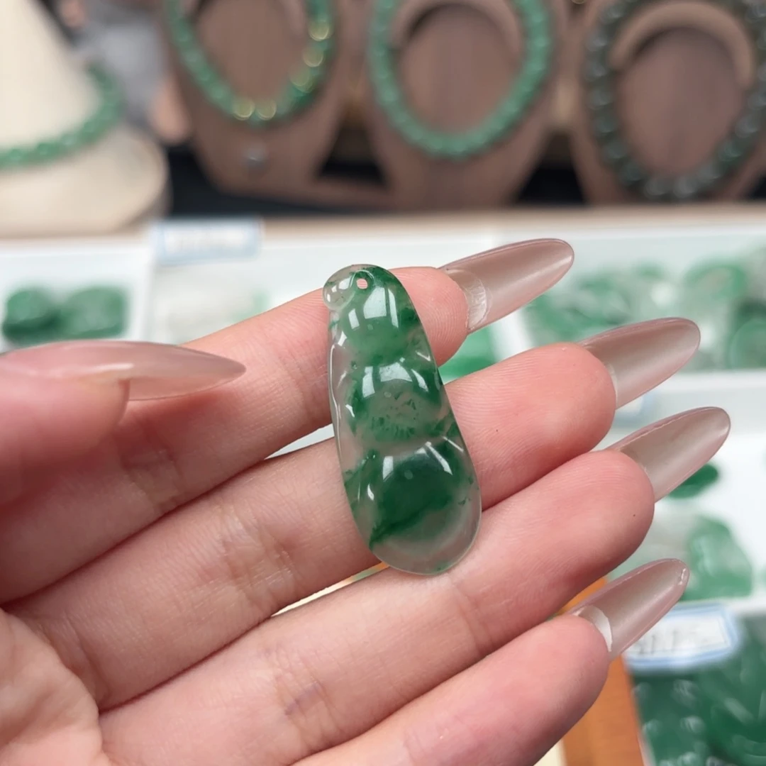 石英质玉（非洲翠）未镶嵌颈饰