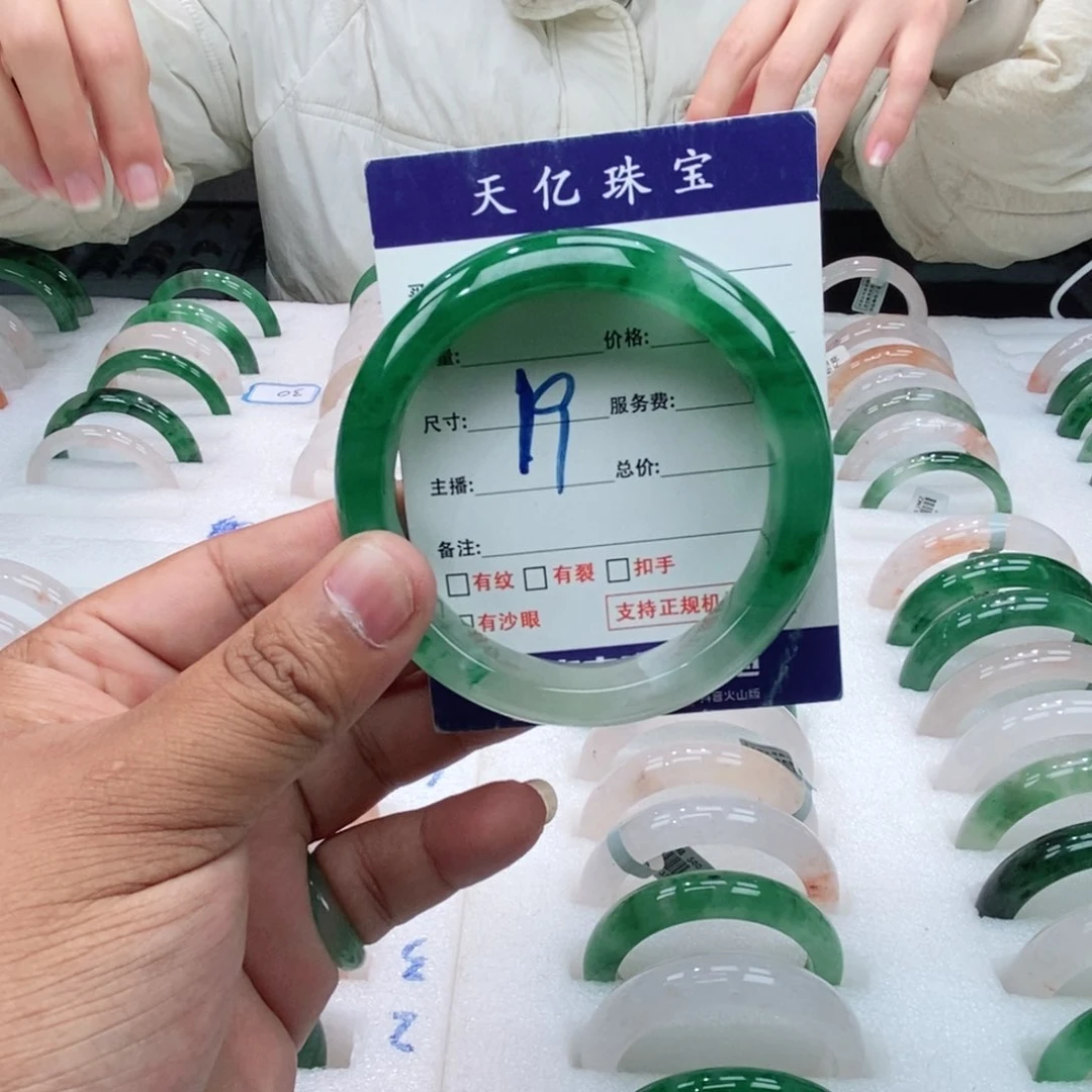 未镶嵌手镯石英质玉60+