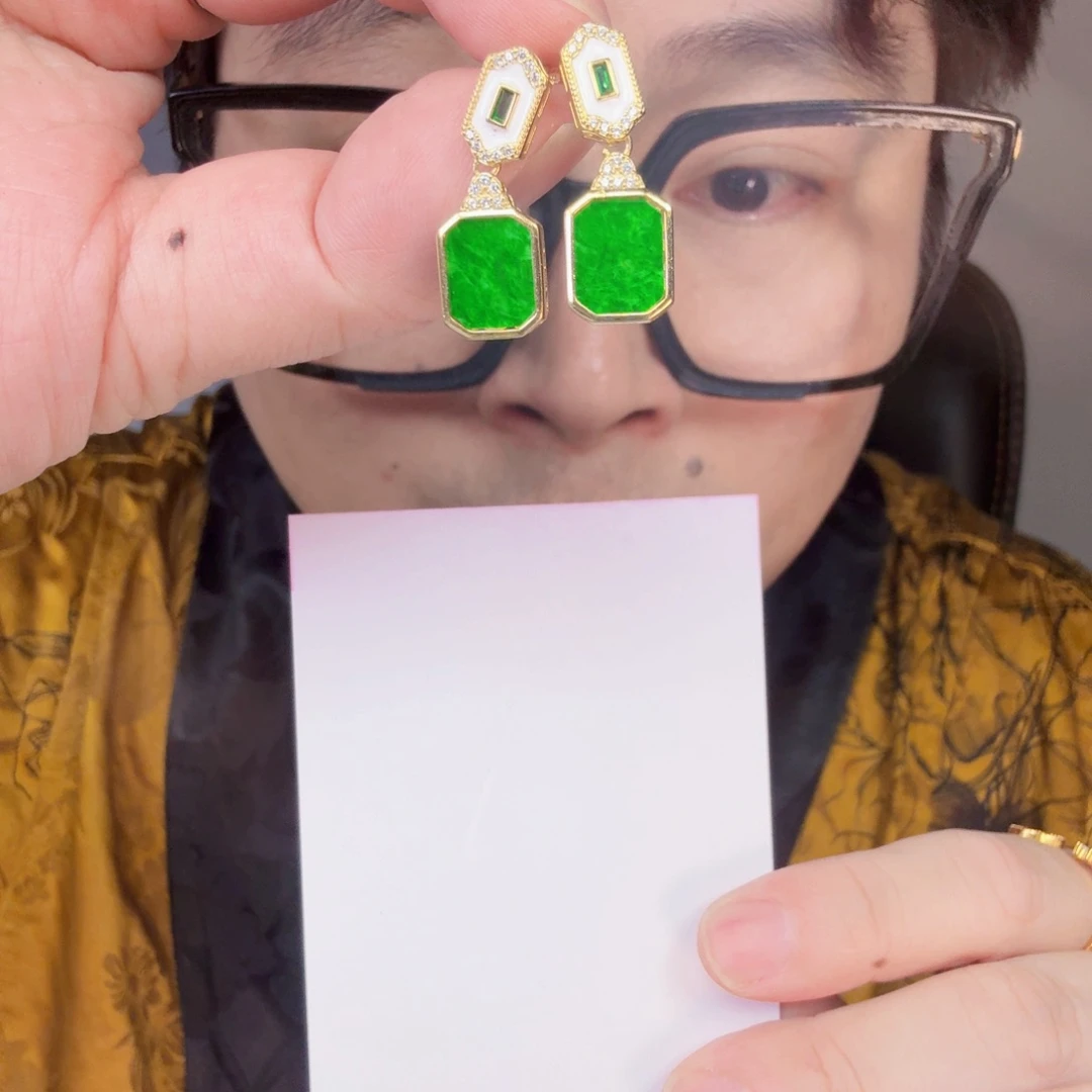 翡翠未镶嵌颈饰一对