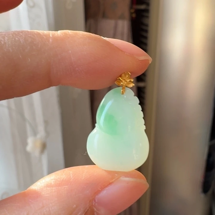 翡翠18K金镶嵌颈饰葫芦
