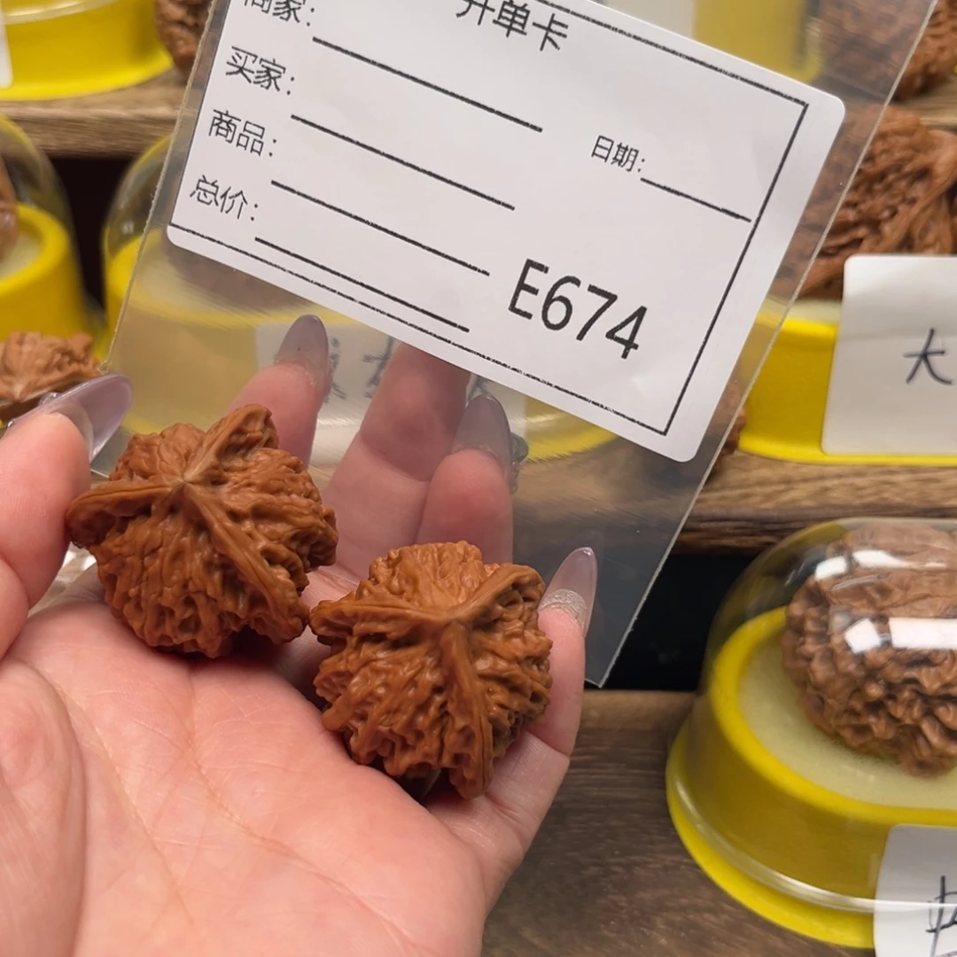 文玩核桃吊坠虎头奔