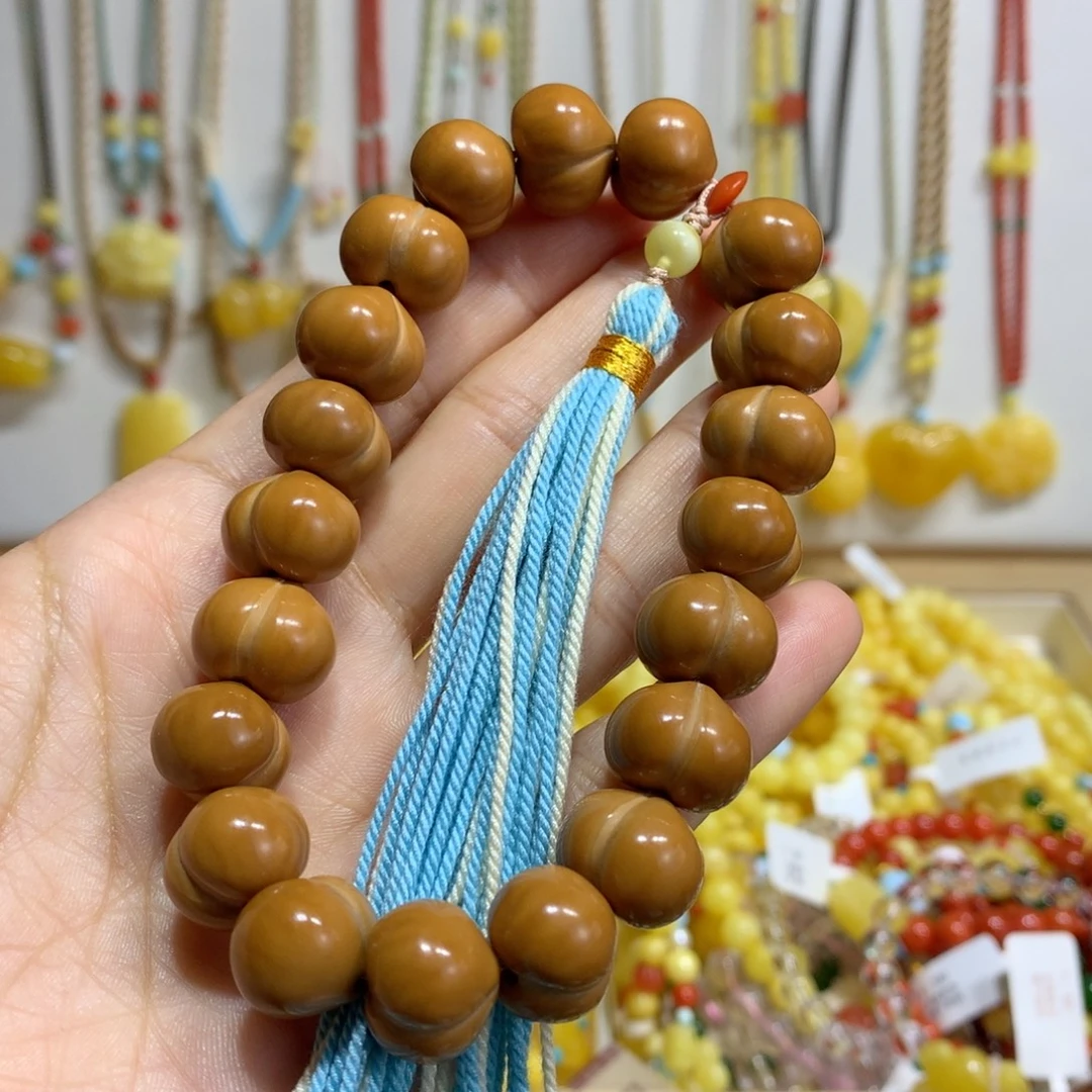 蜜蜡未镶嵌手链手持