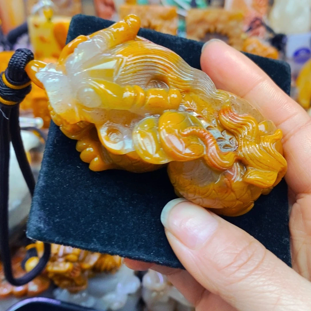 未镶嵌石英质玉（黄龙玉）颈饰