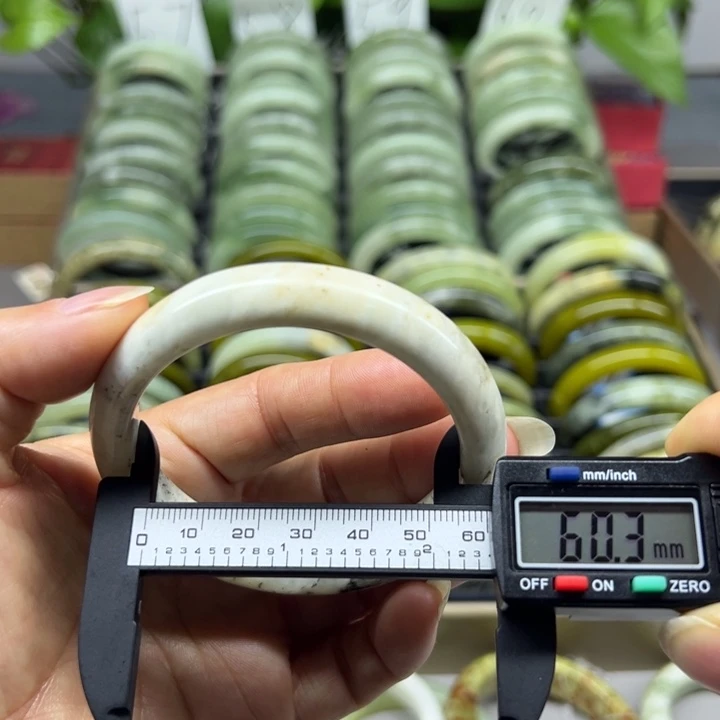 蛇纹石玉未镶嵌手镯82