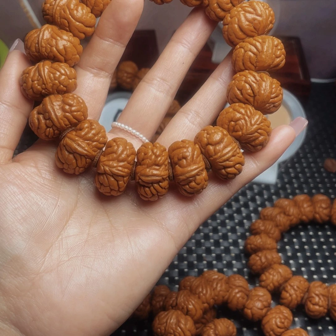 桃核手串在*上秦岭龙纹