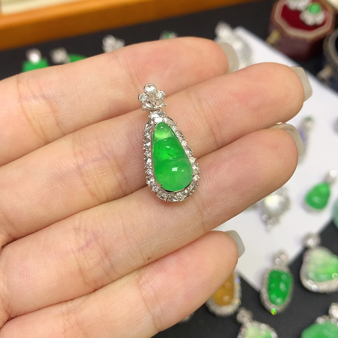 翡翠18K金镶嵌吊坠(赠链)