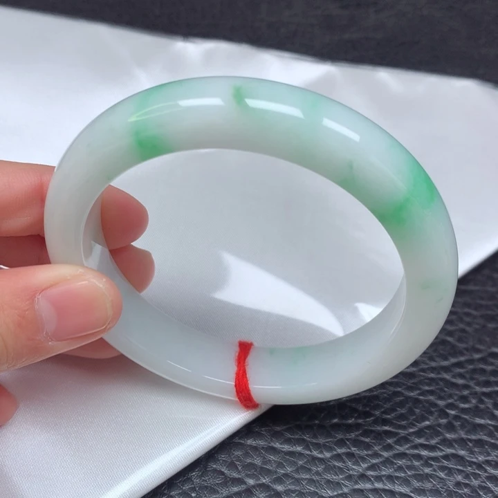 翡翠手镯未镶嵌。