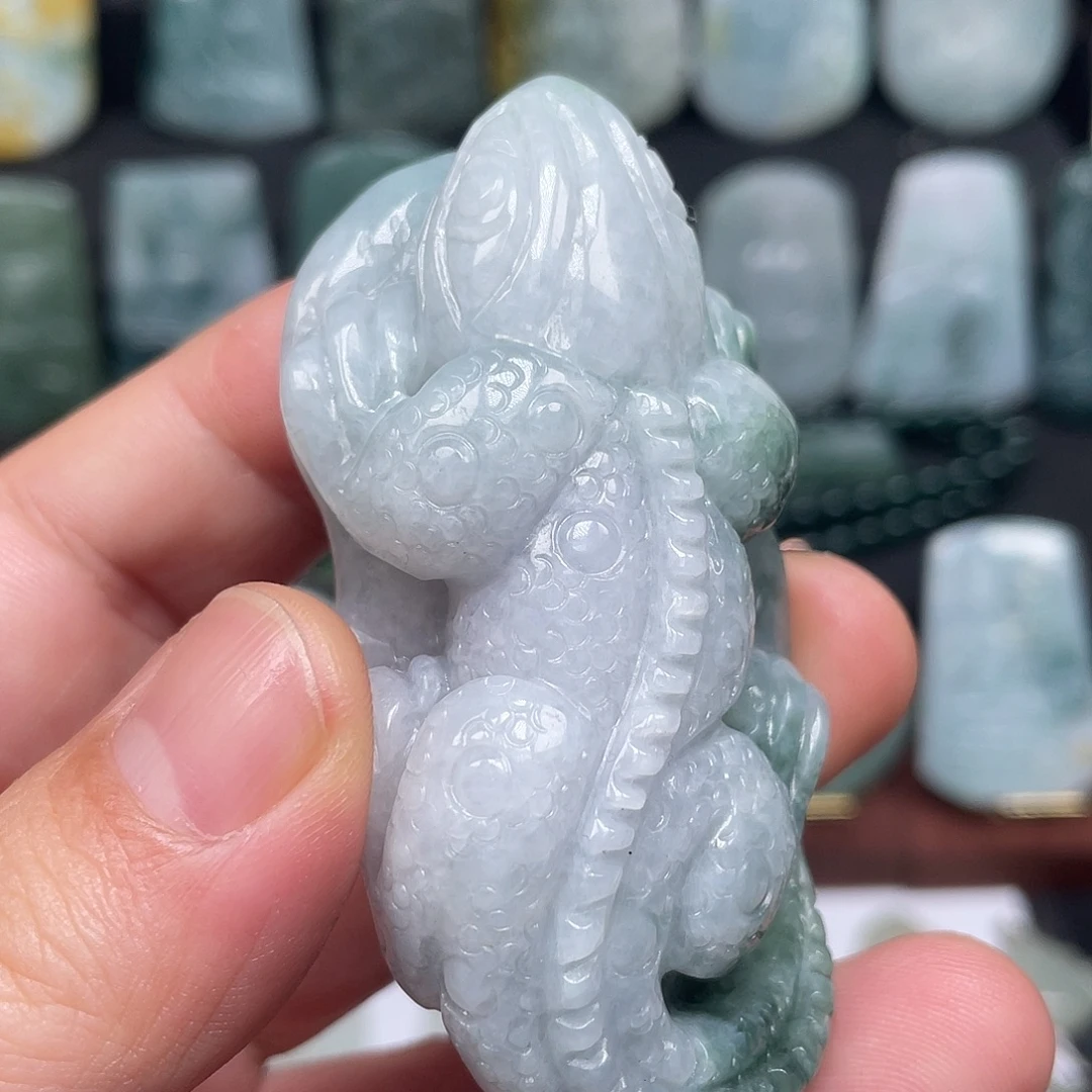 翡翠未镶嵌颈饰蜥蜴摆件