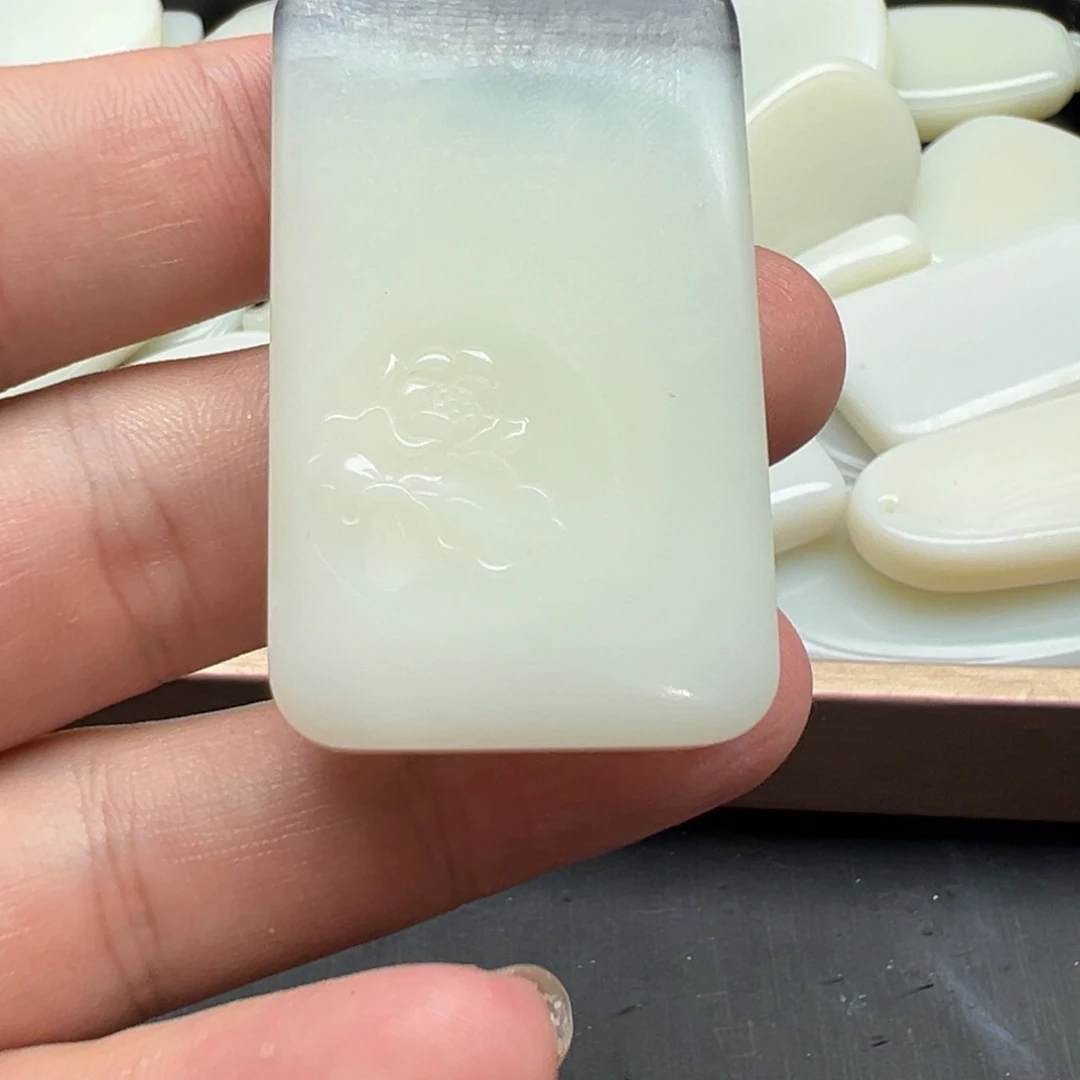 彤***卓和田玉未镶嵌颈饰