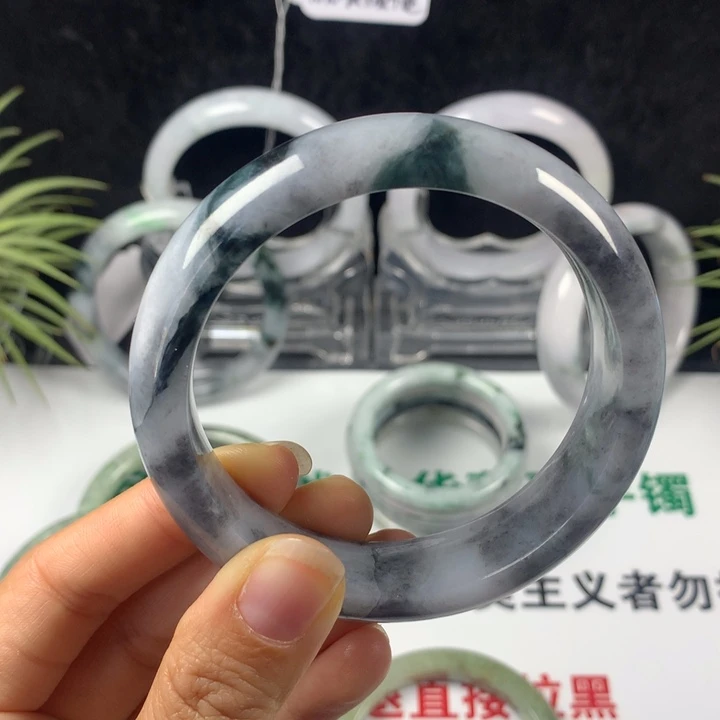 翡翠未镶嵌手镯47号。 58.9圈