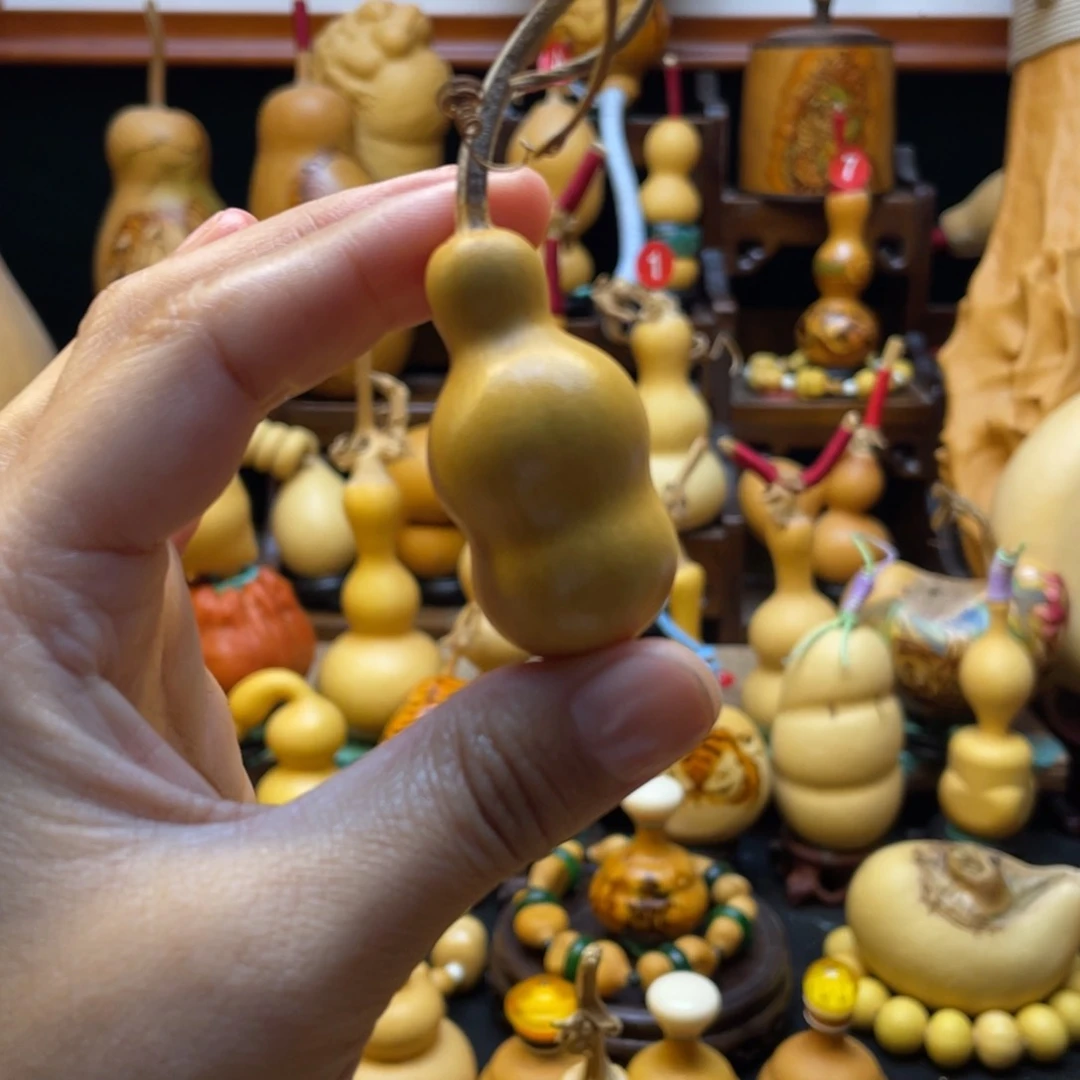 七*葫芦等多种颜色的花鸟画作品被