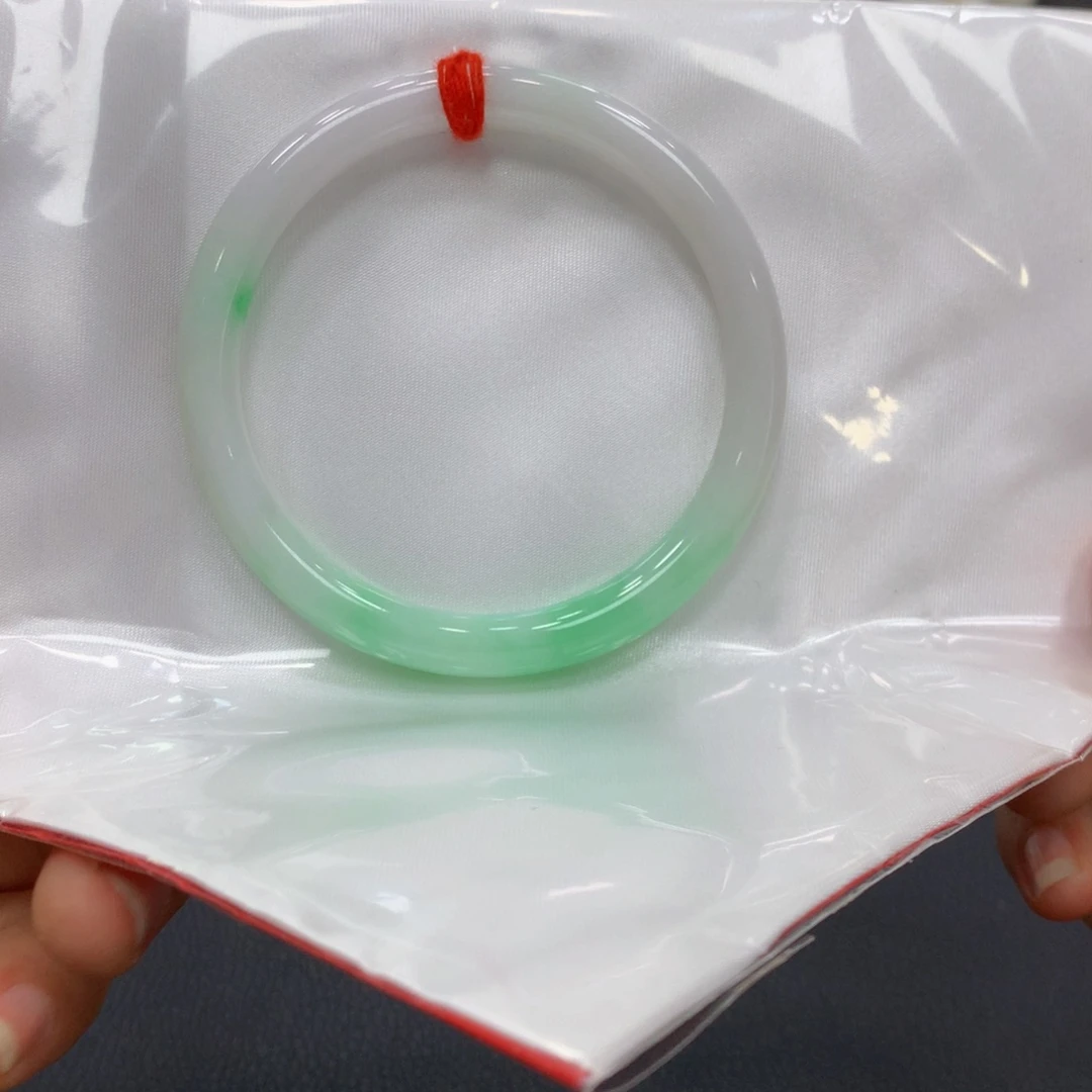 翡翠手镯未镶嵌翡翠