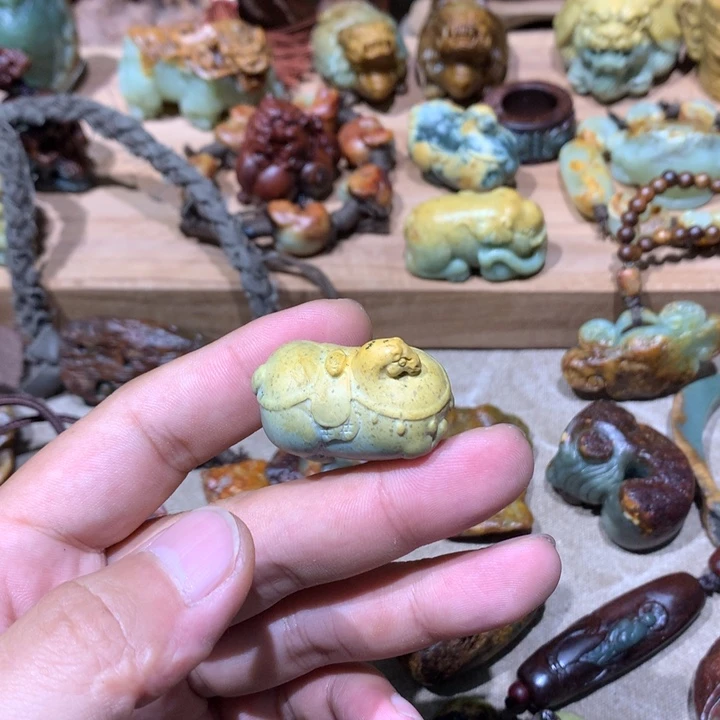 未镶嵌岫岩河磨玉（透闪石质玉）挂件