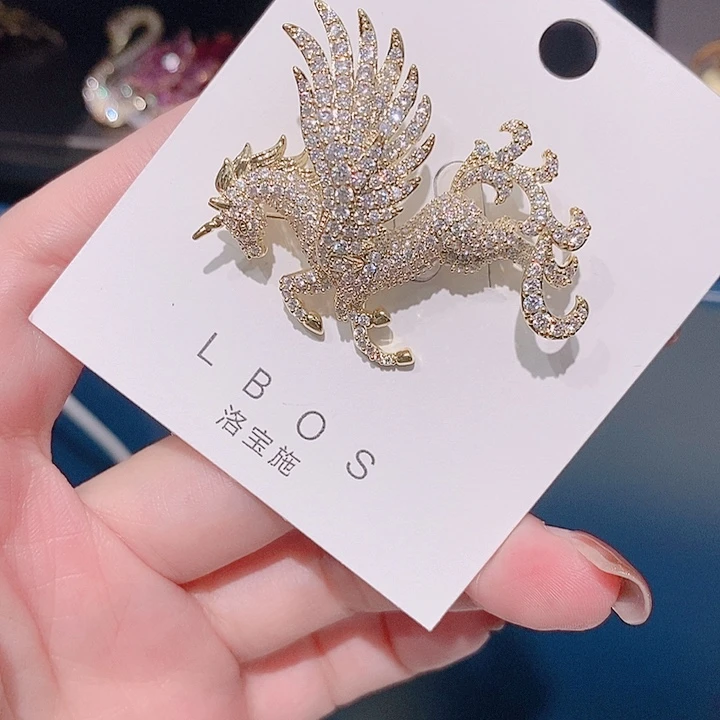 锆石铜合金小飞马胸针