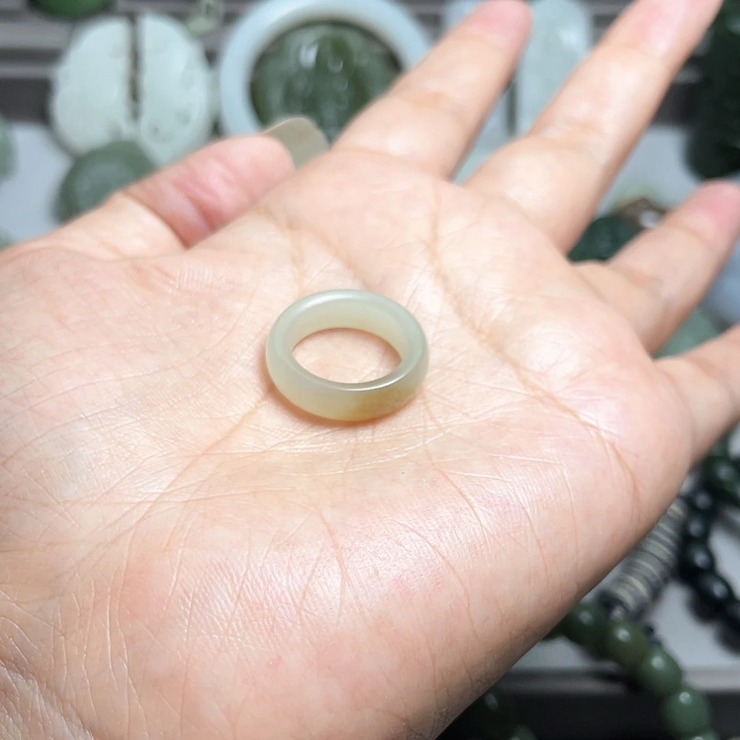 和田玉未镶嵌把件