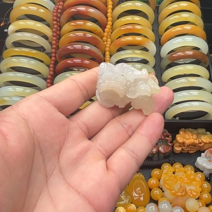 未镶嵌石英质玉（黄龙玉）手镯貔貅福利