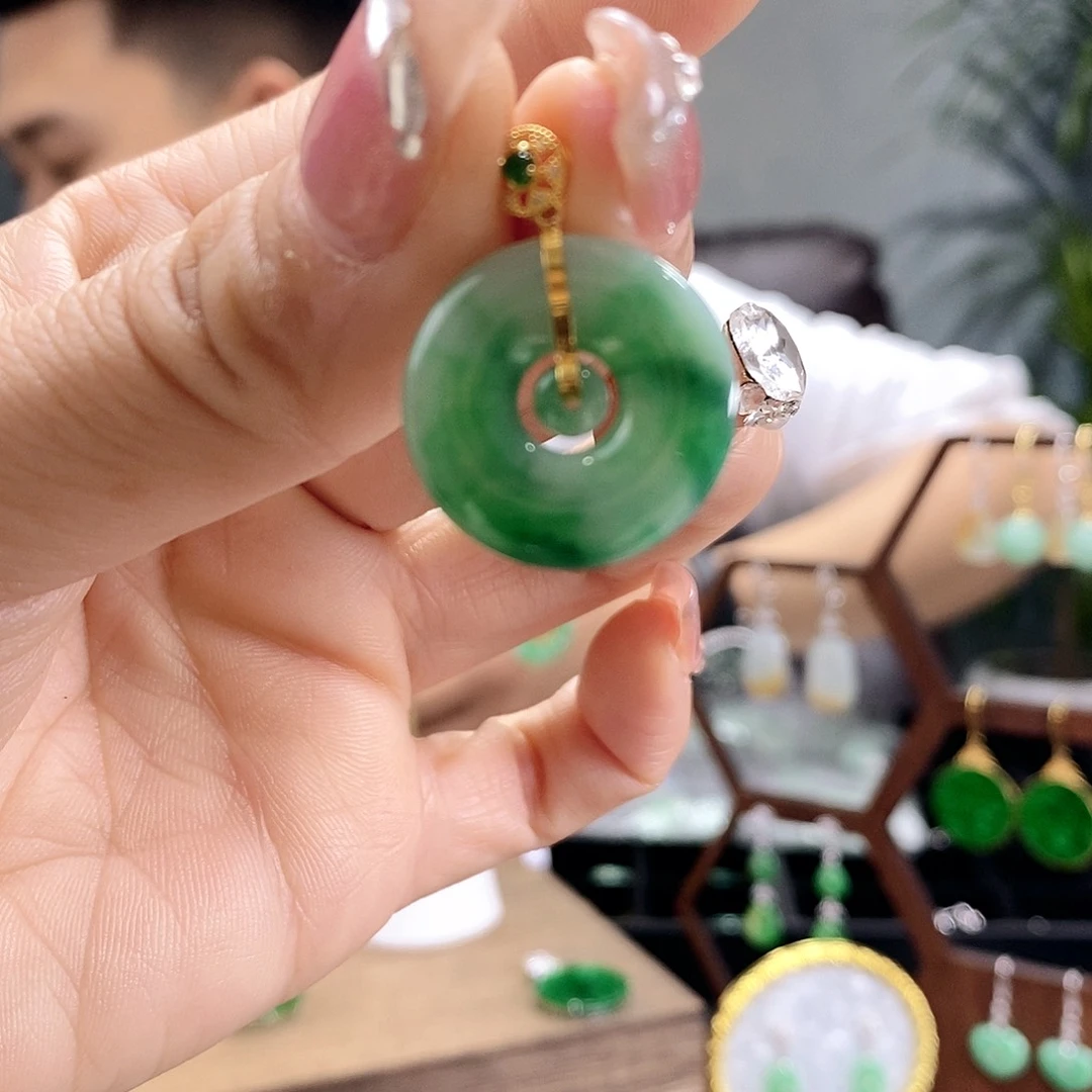 翡翠颈饰18K金镶嵌翡翠