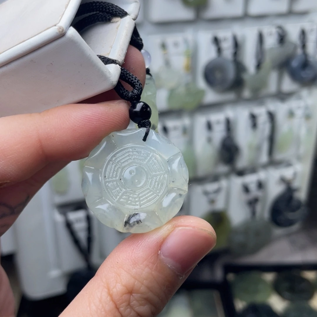 岫玉未镶嵌颈饰八卦