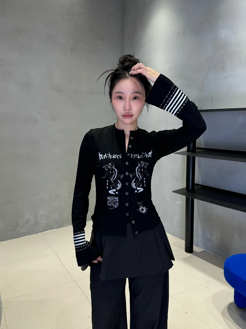 1290美式复古辣妹印花喇叭袖正肩长袖t恤女秋季新款修身显瘦上衣
