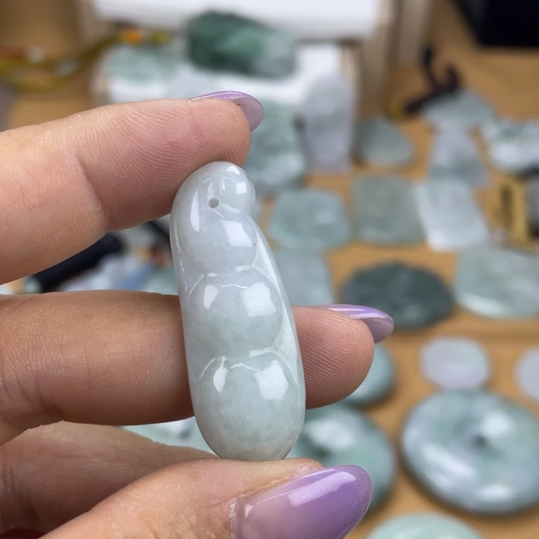 翡翠未镶嵌颈饰福豆