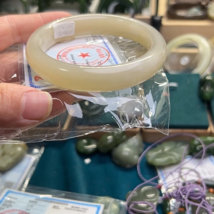 和田玉手镯未镶嵌59.8圈围02335