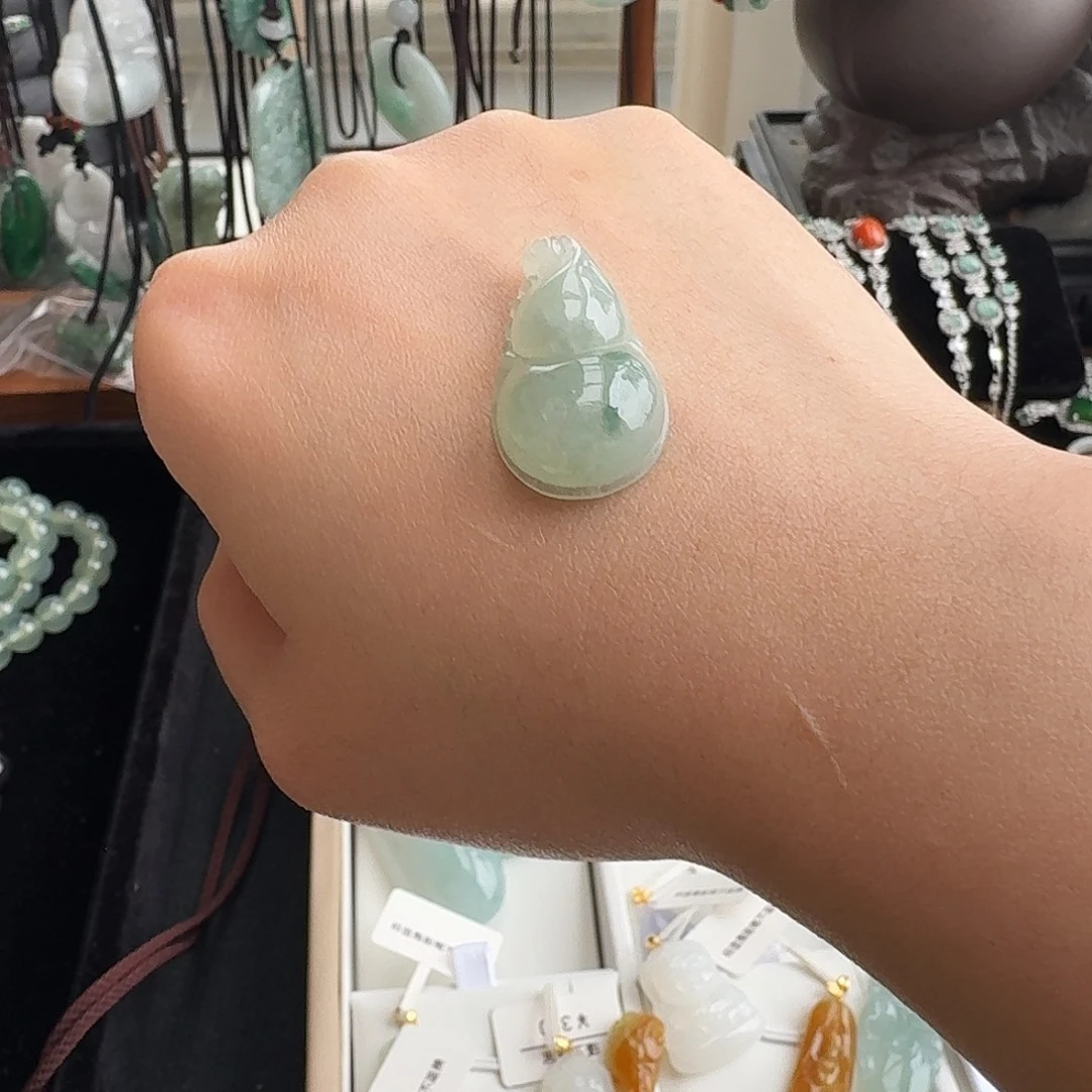 翡翠未镶嵌颈饰葫芦