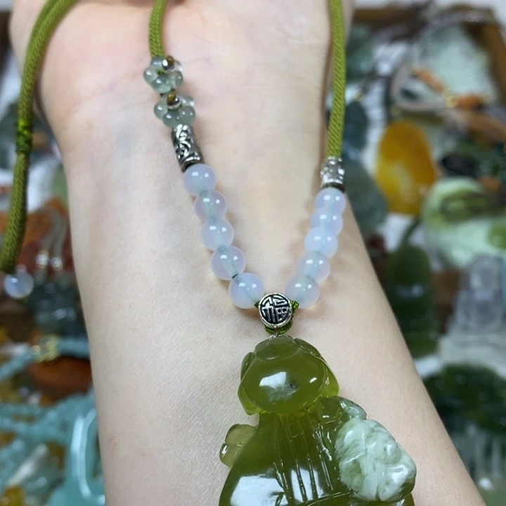 未镶嵌蛇纹石玉吊坠