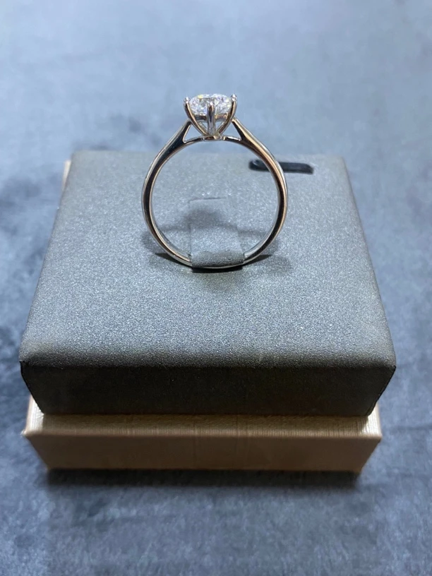 【钻注一生】 时尚经典六爪女戒1.0ct