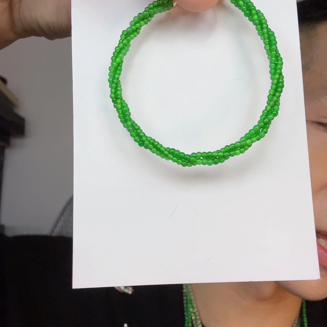 翡翠未镶嵌颈饰一件