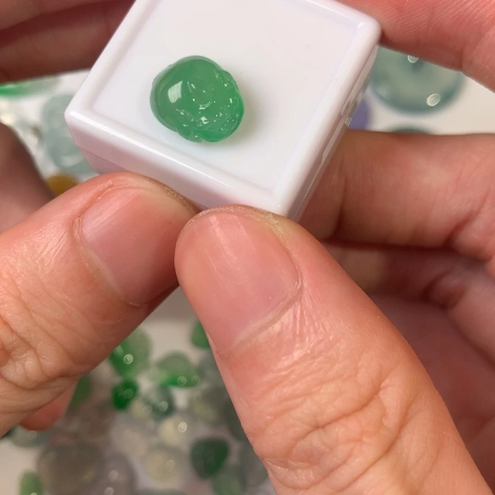翡翠未镶嵌颈饰金蟾