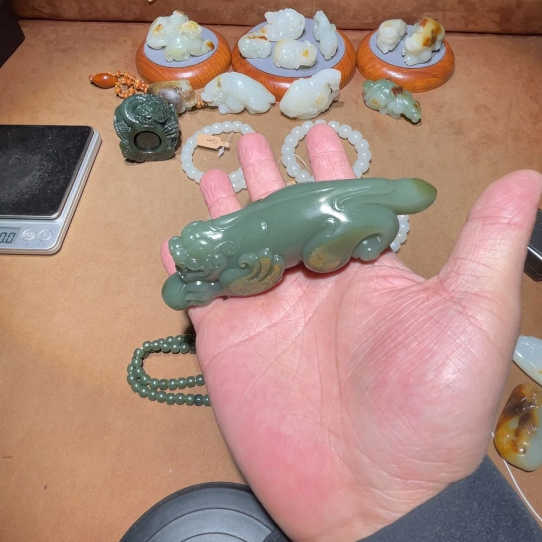 和田玉手把件未镶嵌万****呢貔貅