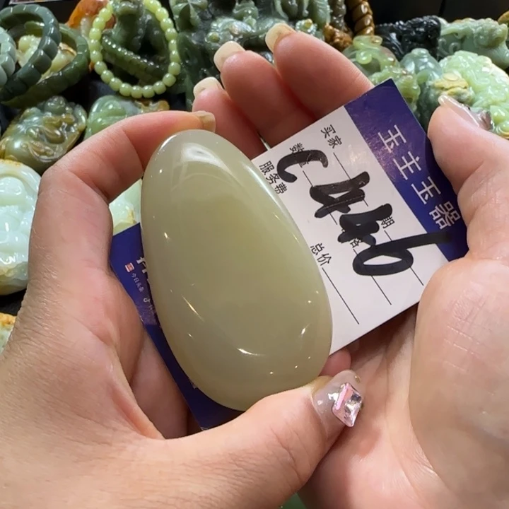 透闪石质玉未镶嵌挂件