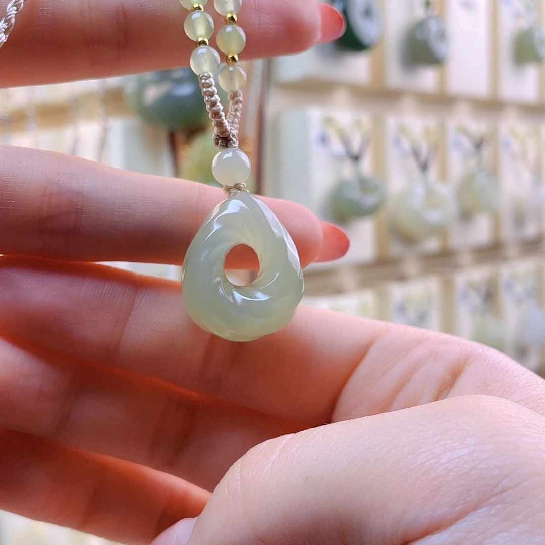 和田玉未镶嵌吊坠(赠链)