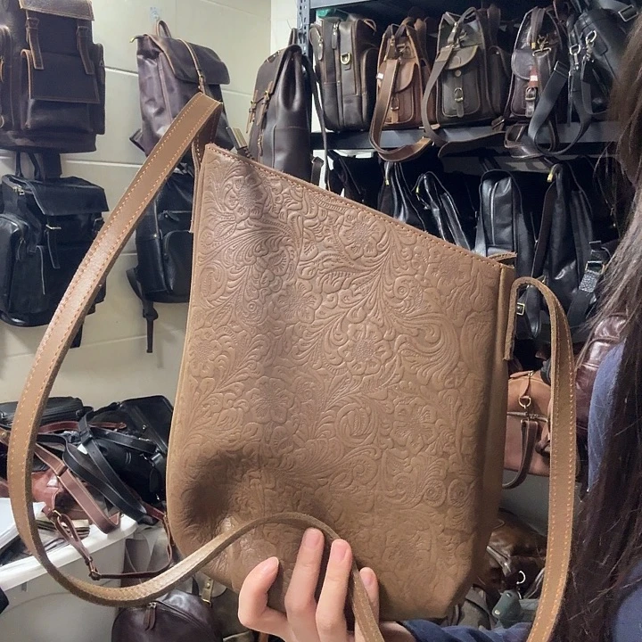 小牛皮（革）头层牛皮斜挎包