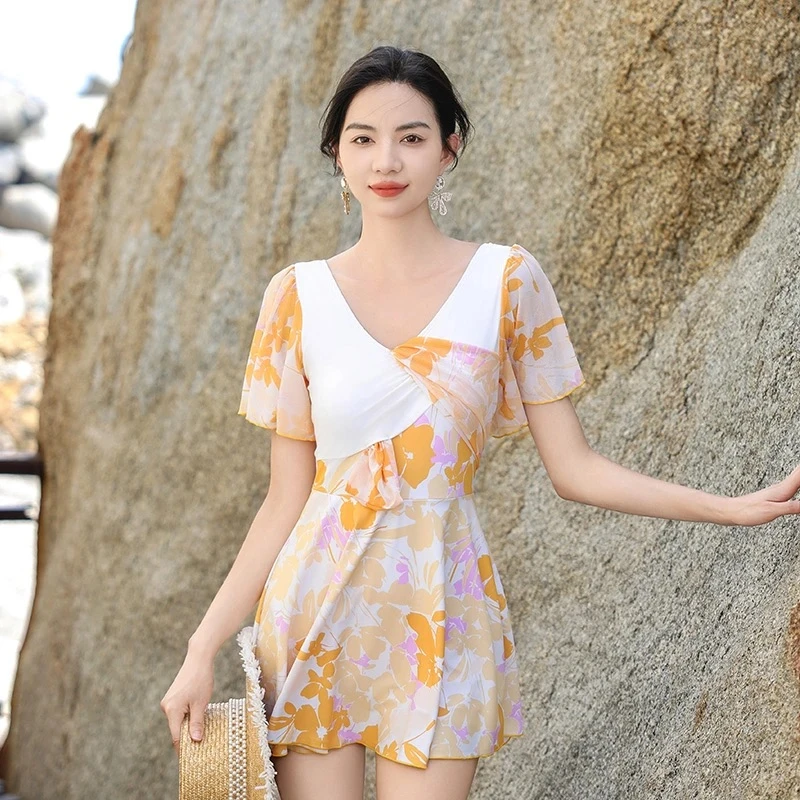 连体泳衣女款夏季2025新款显瘦遮肚高级感温泉短袖保守度假泳装