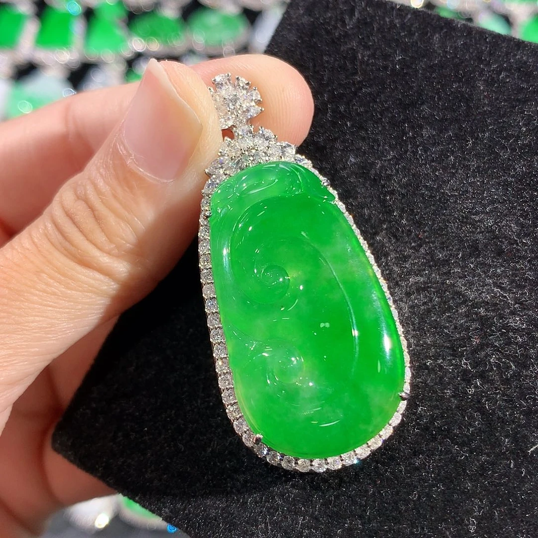 翡翠18K金镶嵌颈饰