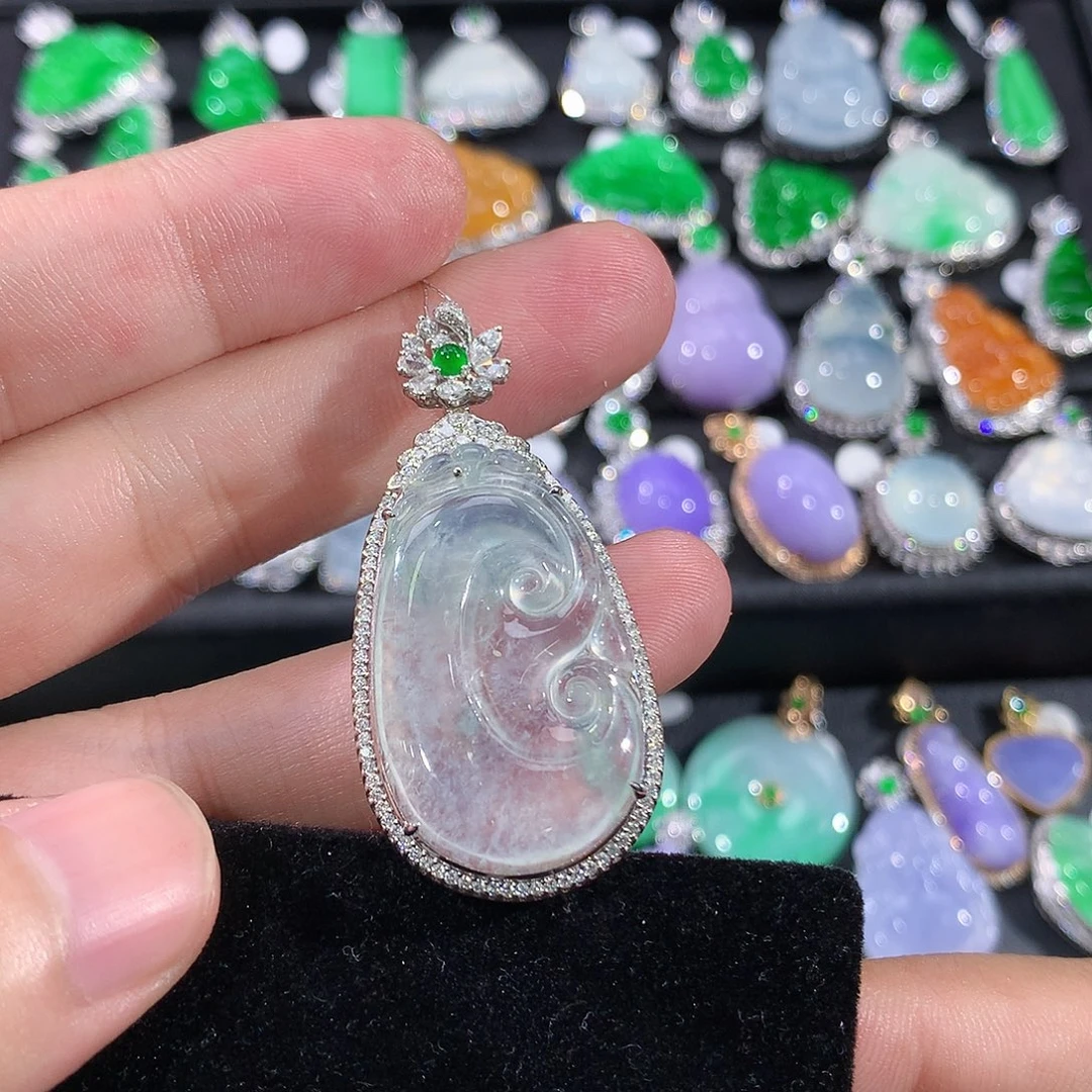 翡翠18K金镶嵌颈饰