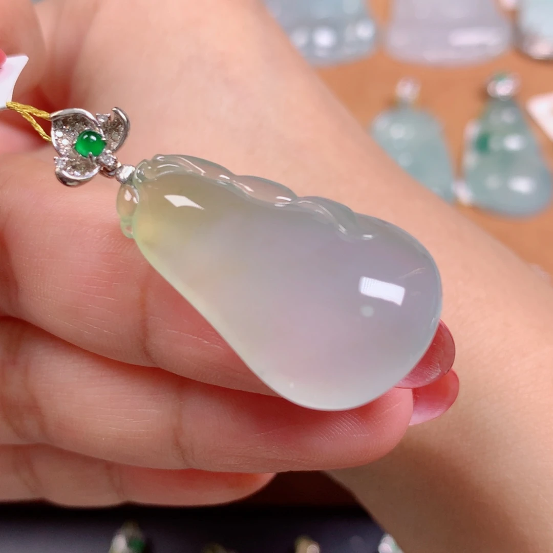 翡翠18K金镶嵌颈饰福瓜