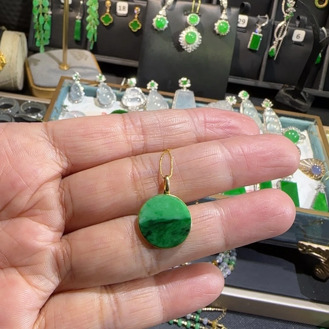 翡翠18K金镶嵌颈饰吊坠