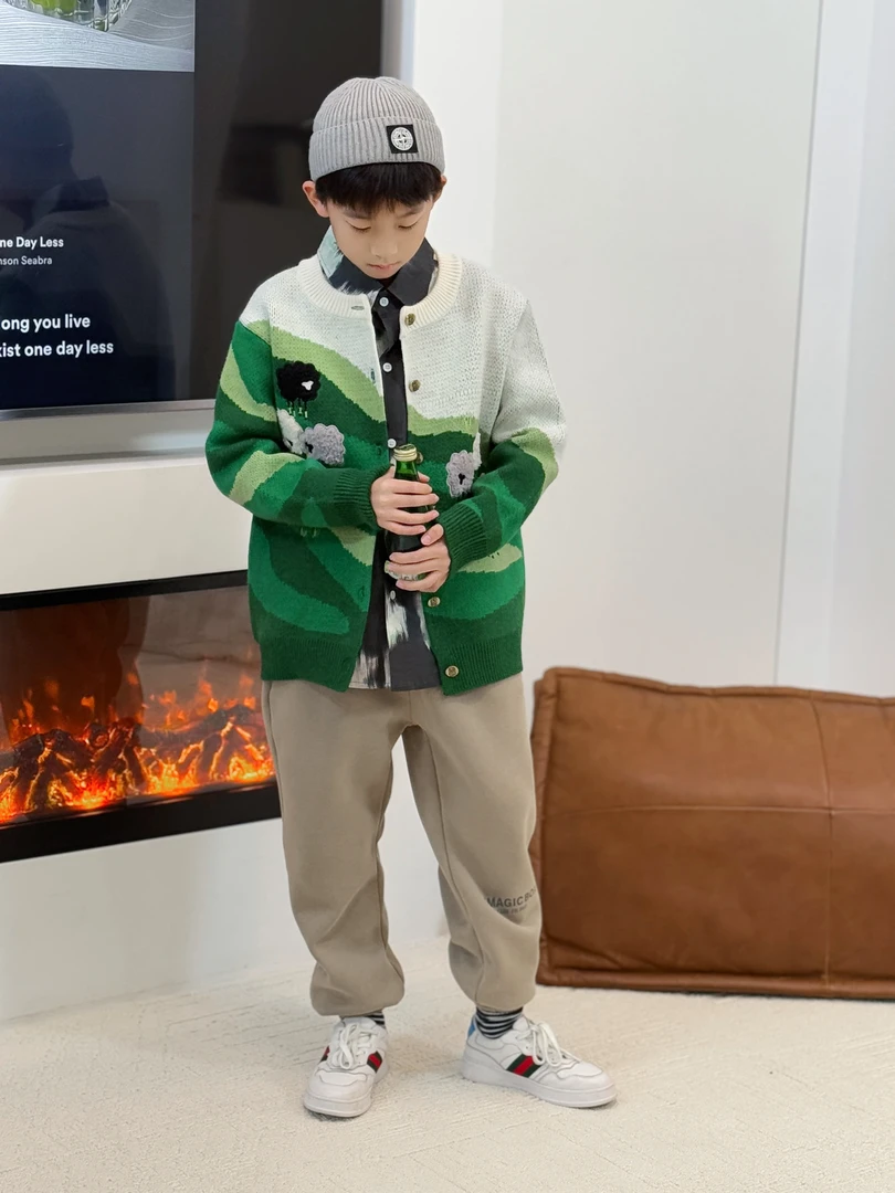 亿洋潮牌童装“圣诞农场”儿童限量款开衫毛衣M1025