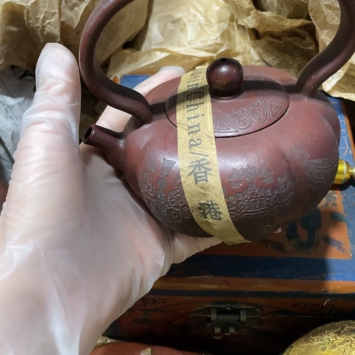 茶壶紫砂原矿泥料纯手工制作的一把紫砂壶。