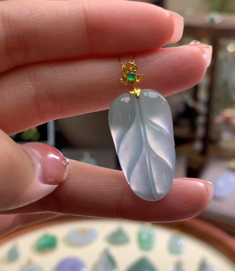 天然A货翡翠吊坠