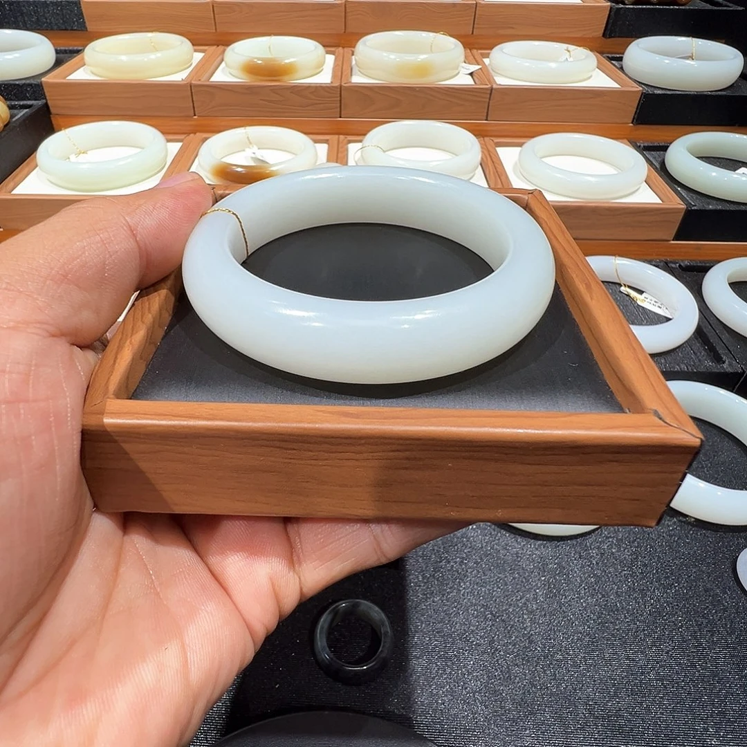 年***蛋和田玉未镶嵌手镯