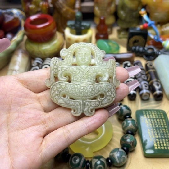 蛇纹石玉未镶嵌颈饰