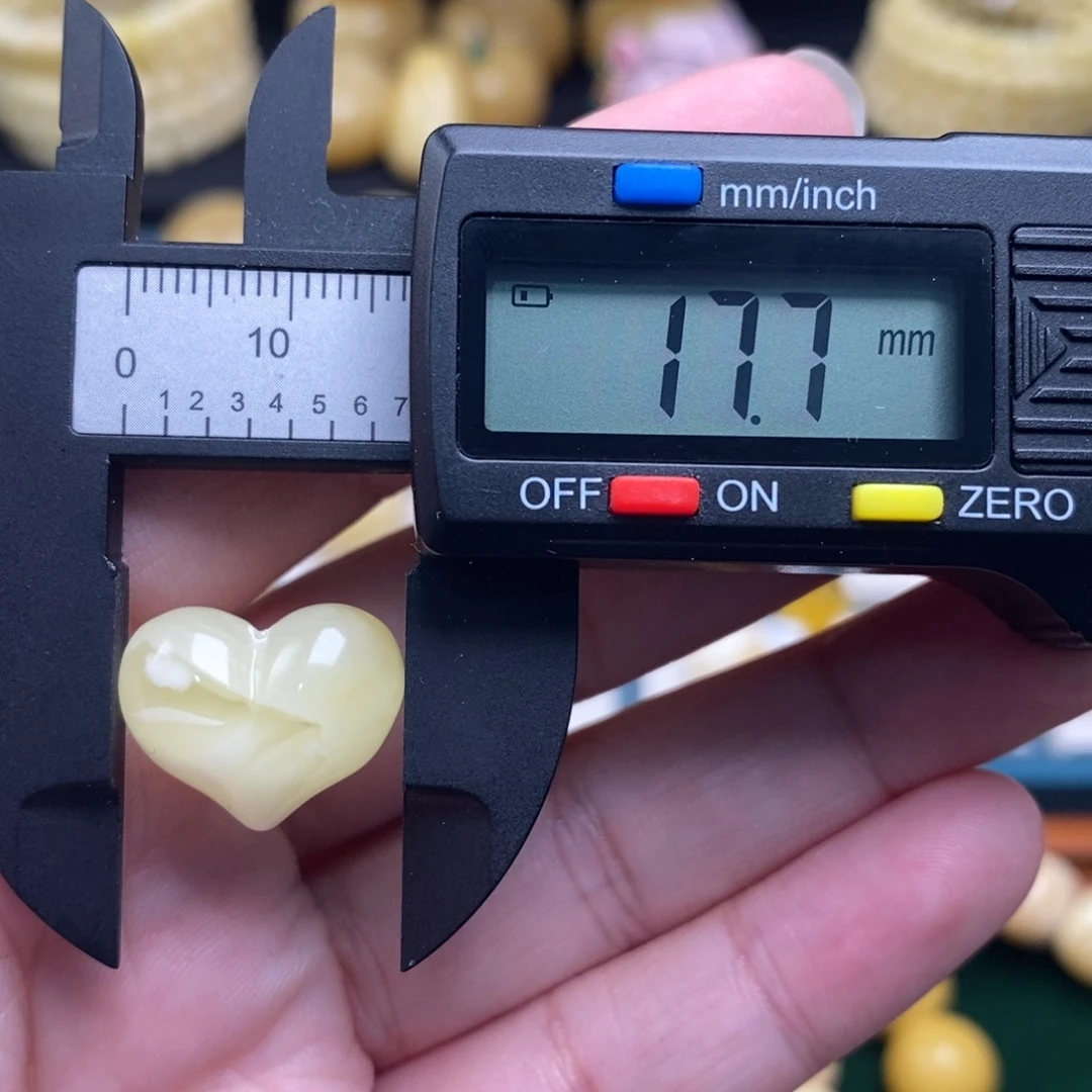 蜜蜡未镶嵌珠宝奇石