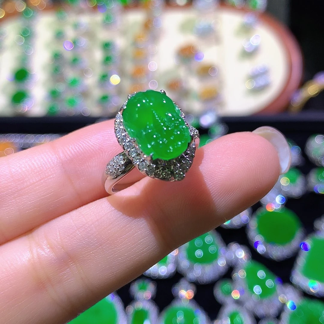 翡翠18K金镶嵌戒指高冰满绿貔貅戒指