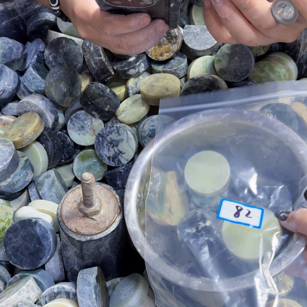 万***赵未镶嵌蛇纹石玉手镯心