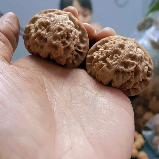 【闪购商品】把件文玩核桃43宫灯红皮修尖