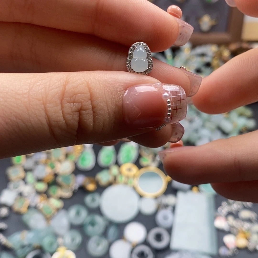 翡翠未镶嵌颈饰你有