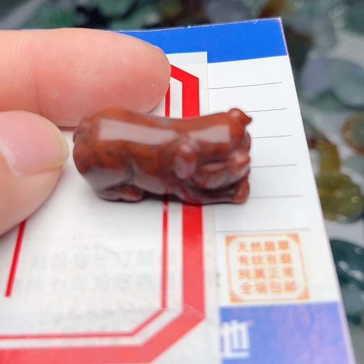 翡翠颈饰未镶嵌新疆三彩玉。福猪